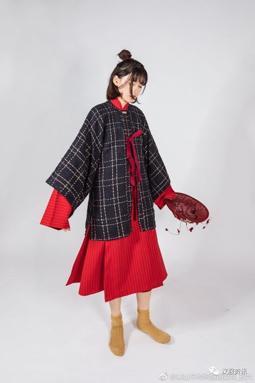 30日漢服成品市場(chǎng)動(dòng)態(tài)簡(jiǎn)報(bào) 消費(fèi)需求穩(wěn)中有升，創(chuàng)新設(shè)計(jì)引領(lǐng)新潮流
